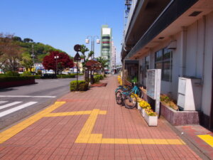 南口を右に曲って見える風景の写真です。